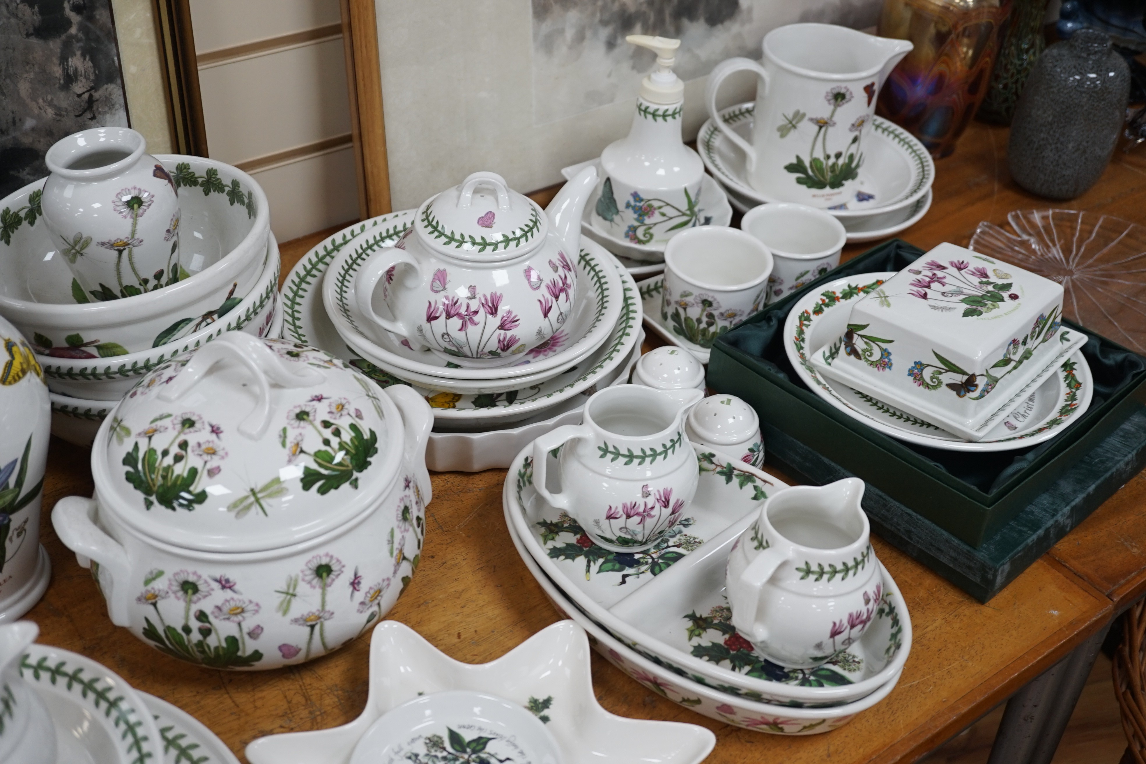 A large quantity of Portmeiron 'Botanical' pattern table ware